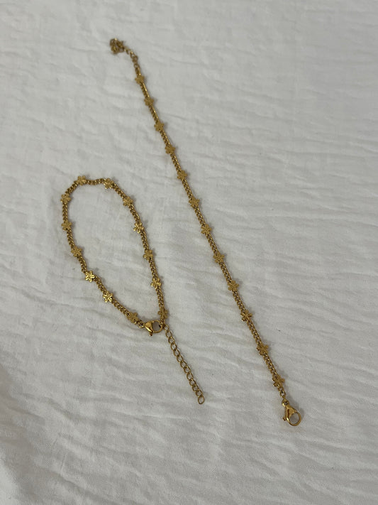 Minimalist flower bracelet